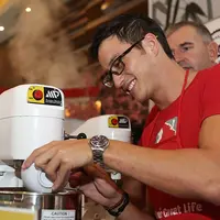 Tidak hanya jago dalam akting, Mike Luwis juga jago dalam membuat kue. Dalam sebuah acara beberapa hari lalu, ia membuktikan bahwa kedatangannya bukan hanya sebagai pemanis, tapi juga jago dalam mengolah kue. (Bambang E Ros/Bintang.com)