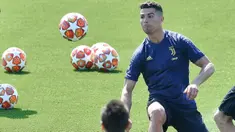 Striker Juventus, Cristiano Ronaldo, melakukan sesi latihan jelang laga Liga Champions di Turin, Selasa (9/4). Juventus akan berhadapan dengan Ajax Amsterdam. (AP/Alessandro Di Marco)