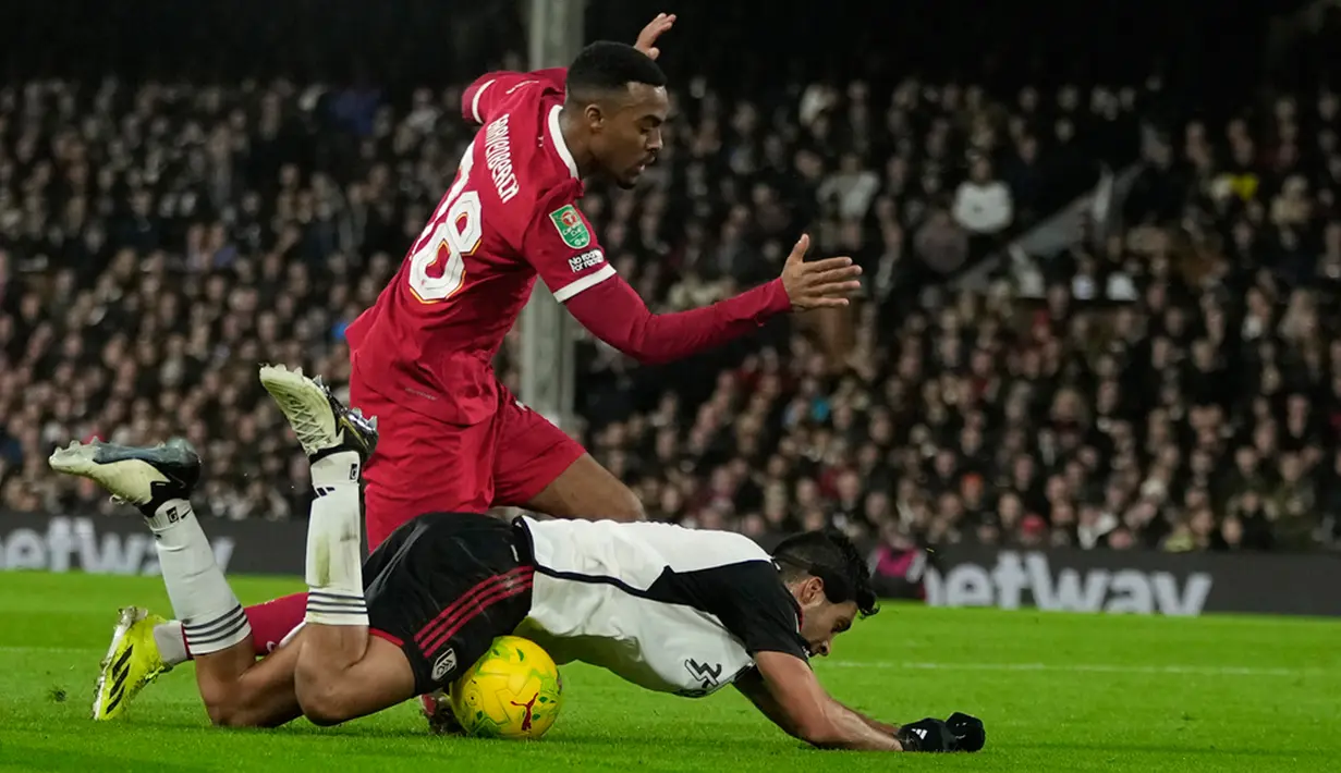 Tak mau dipermalukan di depan pendukungnya, Fulham mencoba meningkatkan intensitas serangan. Usaha mereka akhirnya membuahkan hasil pada menit ke-77 lewat Issa Diop. Skor 1-1 pun menjadi hasil akhir laga ini. (AP Photo/Kin Cheung)