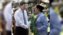 KH Hasyim Muzadi berbincang dengan Menteri Luar Negeri Australia Alexander Downer di lokasi pengeboman korban dalam ledakan 12 Oktober di kawasan wisata Kuta, Denpasar, Bali, 15 Oktober 2002. (AFP Photo/Choo Youn-Kong)