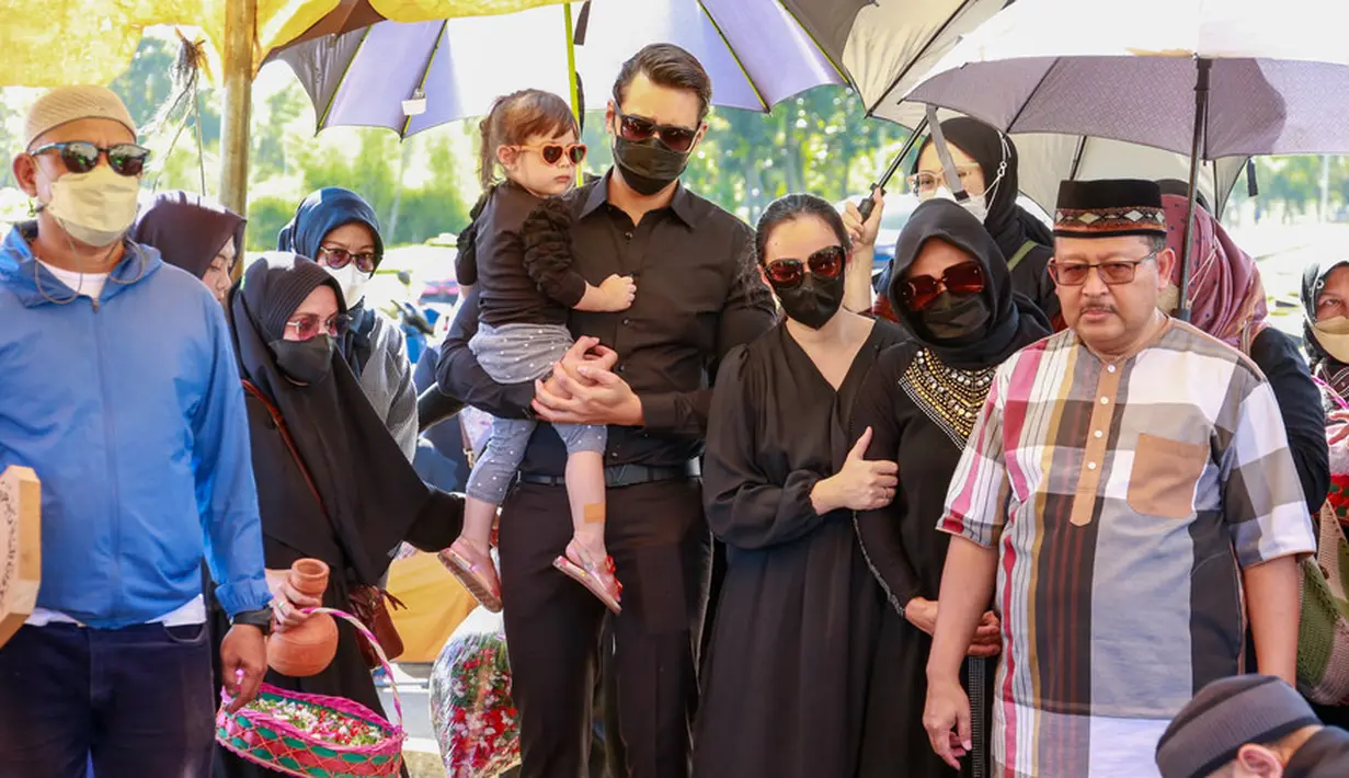 Asmirandah berusaha tegar dan berdiri tak jauh dari sang ibu, Sani Suliwati. Tangisnya perempuan berusia 33 tahun itu pecah menyaksikan sang ayah dimasukkan ke liang lahat. [Foto: KapanLagi.com/Muhammad Akrom Sukarya]