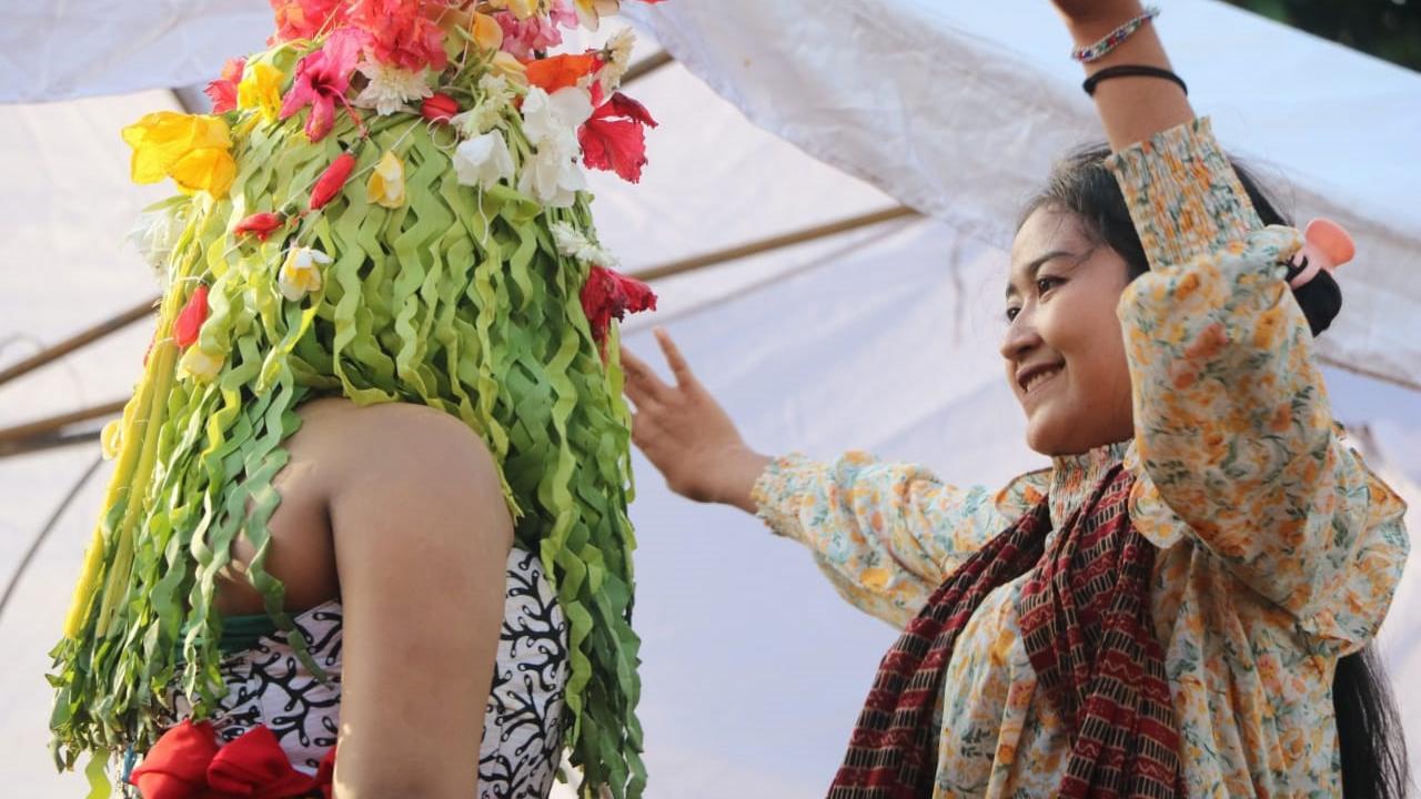 Wisatan ikut menari dalam acara ritual adat seblang Olehsari. (Istimewa)