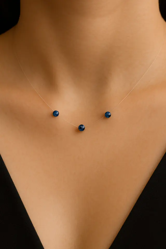 7. Kalung Emas 3 Titik Safir dengan Rantai Tembus Pandang