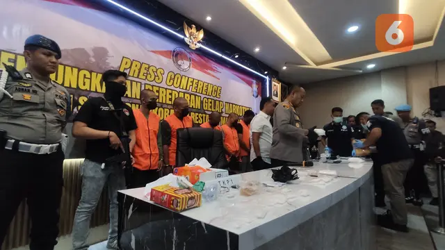 Polisi tangkap 5 bandar narkoba modus tempel di Makassar (Liputan6.com/Fauzan)
