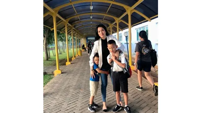 7 Momen Seleb Antar Anak di Hari Pertama Masuk Sekolah