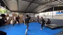 Artis muda berusia 19 tahun ini memang dikenal selalu totalitas dalam berakting. Mulai dari film horor, romantis hingga action sudah dibintangi oleh mantan anggota JKT48 ini. Seperti diketahui, film Virgo and The Sparklings merupakan film action pertama Zara. Saking totalitasnya, meski baru pertama kali bintangi film action, namun Zara terlihat seperti sudah pernah bintangi film action sebelumnya. (Liputan6.com/IG/@zaraadhsty)