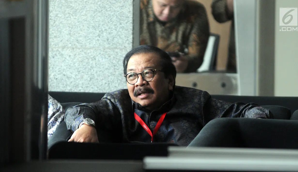 Mantan Gubernur Jawa Timur Soekarwo menunggu pemeriksaan di Gedung KPK, Jakarta, Rabu (28/8/2019). Sebelumnya, Soekarwo sempat mangkir dari panggilan penyidik pada Rabu 21 Agustus 2019 lalu. (merdeka.com/Dwi Narwoko)