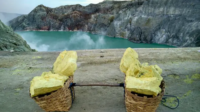 Bongkahan Belerang di Dekat Kawah Ijen