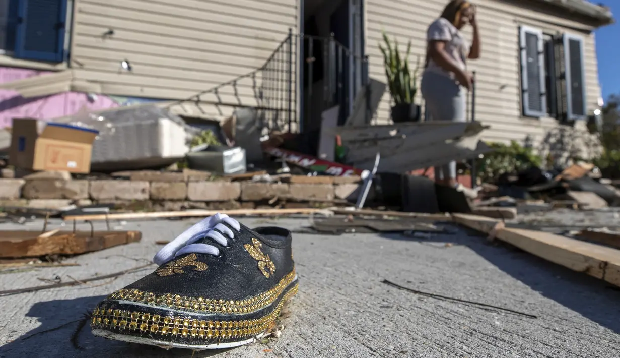 Sepatu New Orleans Saints adalah bagian dari dampak tornado yang merusak rumah keluarga Harris di Tita Street di Algiers, sebuah lingkungan di New Orleans, Kamis (15/12/2022). Setidaknya tiga orang tewas dan belasan lainnya terluka akibat serangkaian tornado melanda New Orleans dan bagian lain di negara bagian Louisiana, Amerika Serikat. (David Grunfeld/The Times-Picayune/The New Orleans Advocate via AP)