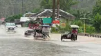 Pengendara mobil mengarungi jalan yang banjir setelah hujan lebat akibat badai tropis Agaton di Kota Abuyog, Provinsi Leyte, Filipina, 11 April 2022. (Bobbie ALOTA/AFP)