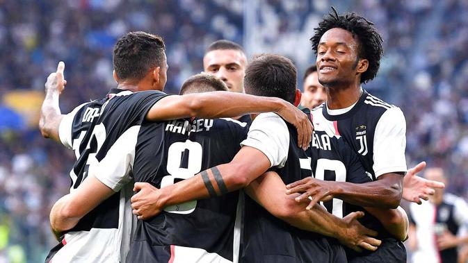 Para pemain Juventus merayakan gol yang dicetak oleh Aaron Ramsey ke gawang Verona pada laga Serie A di Stadion Juventus, Sabtu (21/9/2019). Juventus menang 2-1 atas Verona. (AP/Alessandro Di Marco)