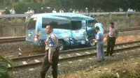 Mini Bus Blue Bird Dihantam Kereta di Bintaro