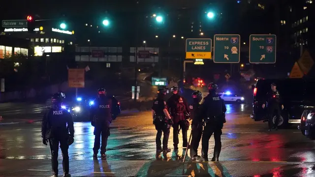 Polisi memblokir pintu masuk jalan raya ketika orang-orang berdemo pada malam pemilu AS di Seattle, pada Selasa (3/10/2020). (Photo credit: AP Photo/Ted S. Warren)