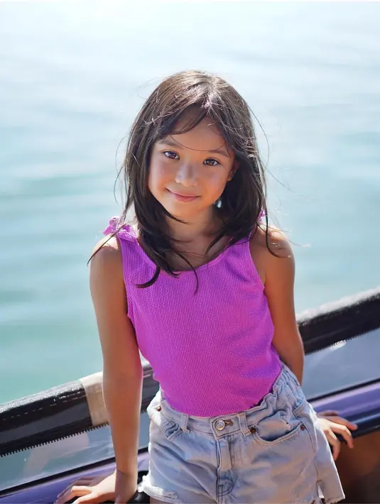 Mereka jalan-jalan di pantai dan naik kapal untuk menikmati indahnya laut. [Instagram @gadiiing]