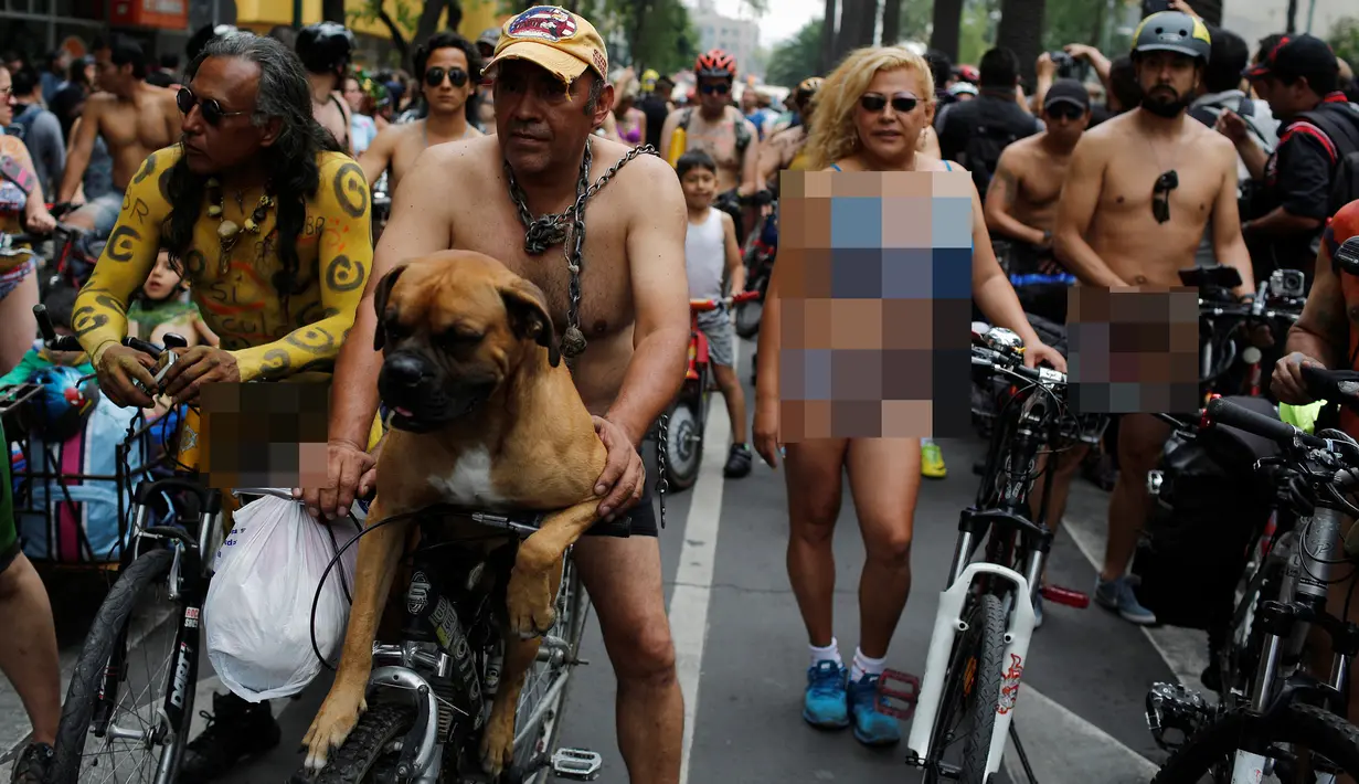 Sejumlah orang saat mengikuti World Naked Bike Ride di pusat kota Mexico City , Meksiko , 11 Juni 2016. Kegiatan ini juga sebagai protes terhadap kehidupan manusia yang bergantung pada kendaraan bermesin dan bahan bakar minyak. (REUTERS / Tomas Bravo)