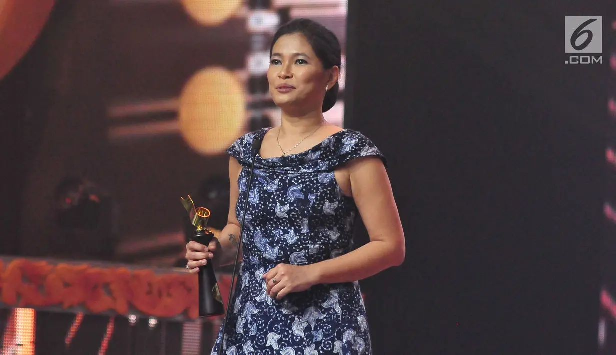 Penulis dan aktris, Djenar Maesa Ayu menerima penghargaan Pemeran Pembantu Wanita dalam ajang Festival Film Bandung 2017 di studio 6 Emtek, Jakarta (22/10). (Liputan6.com/Helmi Afandi)