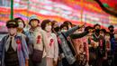 <p>Para jemaah berbaris untuk mencuci patung Buddha setelah kebaktian untuk merayakan ulang tahun Buddha di Kuil Jogye, Seoul, Korea Selatan, Minggu (8/5/2022). (ANTHONY WALLACE/AFP)</p>