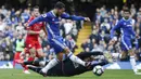 Proses gol dari gelandang Chelsea, Eden Hazard, ke gawang Leicester pada laga Premier League di Stadion Stamford Bridge, London, Sabtu (15/10/2016). Chelsea menang 3-0 atas Leicester. (Reuters/Peter Nicholls)