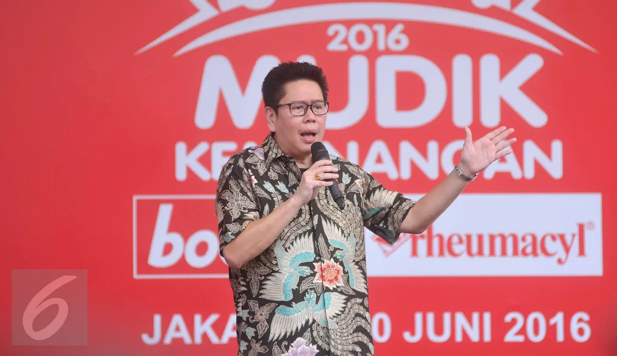 Presdir TSPC, Handoyo S. Mulyadi memberi sambutan saat melepas keberangkatan bus-bus mudik kemenangan bodrex & NEO rheumacyl di pelataran Tenis Indoor Senayan, Jakarta, Kamis (30/6). Mudik gratis ini diikuti 2000 peserta. (Liputan6.com/Gempur M Surya)