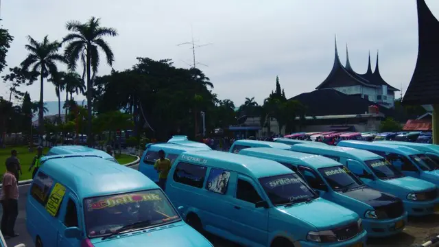 Sopir Angkot Parkir Mobil di Kantor Gubernur Sumbar