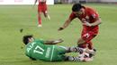 Penyerang Persija Jakarta, Heri Susanto, terjatuh saat berebut bola dengan pemain Geylang International FC, Firdaus Kasman, pada laga uji coba di SUGBK, Jakarta, Minggu, (23/2/2020). Persija menang dengan skor 3-1. (Bola.com/M Iqbal Ichsan)