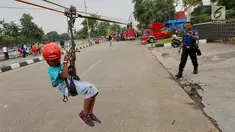 Seorang anak sedang bermain flying fox yang digelar Dinas Pemadam Kebakaran saat Car Free Day di Danau Sunter, Jakarta Utara, Minggu (28/1). (Liputan6.com/Fery Pradolo)