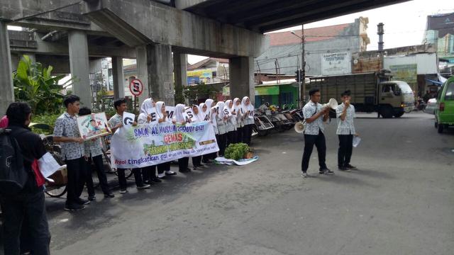 Siswa SMA di Sidoarjo Bagikan Sayur Gratis di Tepi Jalan