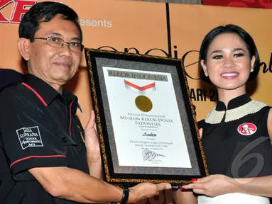 Penyanyi Andien menerima penghargaan rekor Museum Rekor Dunia Indonesia (MURI) untuk kategori Soundtrack Terbanyak Dalam Satu Album, Jakarta, Selasa (24/2/2015). (Liputan6.com/Panji Diksana)