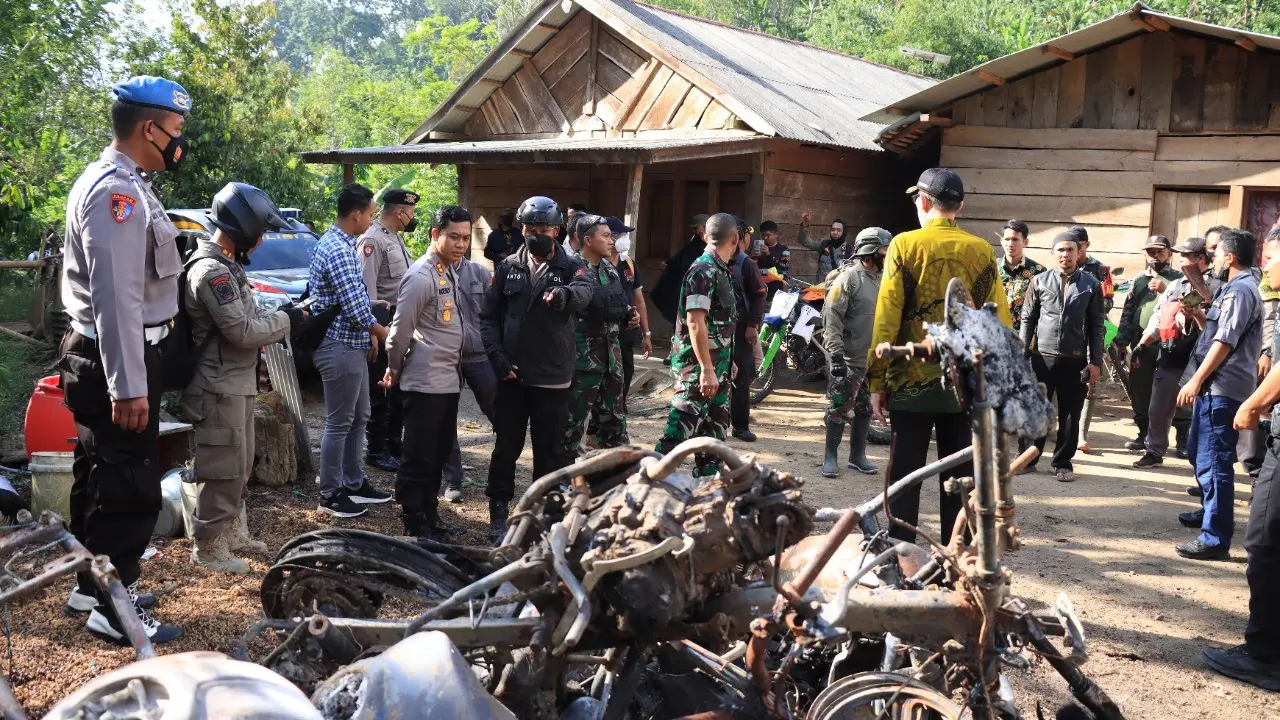 Puing motor bekas dibakar pada kerusuhan di Jember. (Dian Kurniawan/Liputan6.com)