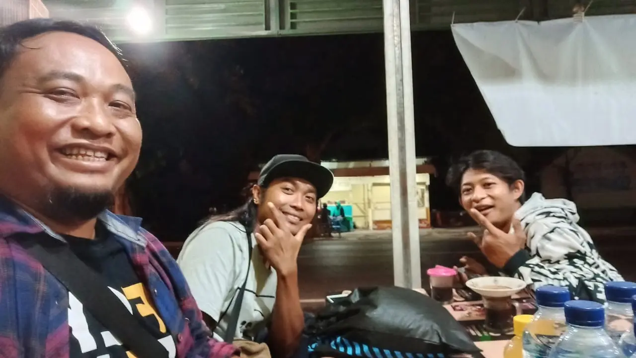 Manajer Persik Kediri, Beny Kurniawan, dan suporter Persik Kediri