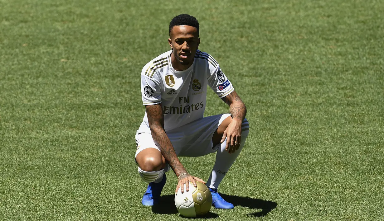 8. Eder Militao (Real Madrid) - Meski kemampuannya belum teruji di liga top Eropa namun musim lalu dirinya tampil istimewa bersama Porto. Bek tengah asal Brasil yang baru didatangkan Real Madrid ini juga piawai dalam mencetak gol sundulan. (AFP/Oscar Del Pozo)