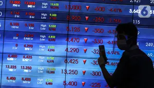 Karyawan berjalan di depan layar Indeks Harga Saham Gabungan (IHSG) di Bursa Efek Indonesia, Jakarta, Jumat (22/1/2021). Indeks acuan bursa nasional tersebut turun 96 poin atau 1,5 persen ke 6.317,864. (Liputan6.com/Johan Tallo)