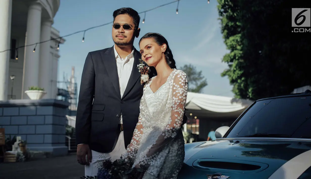 Penyanyi Petra Sihombing berpose bersama Firrina Sinatrya usai pemberkatan di GPIB Immanuel, Jakarta, Jumat (23/3). Pernikahan Petra dengan Firrina dipimpin oleh Pendeta Binsar J. Pakpahan. (Liputan6.com/Faizal Fanani)