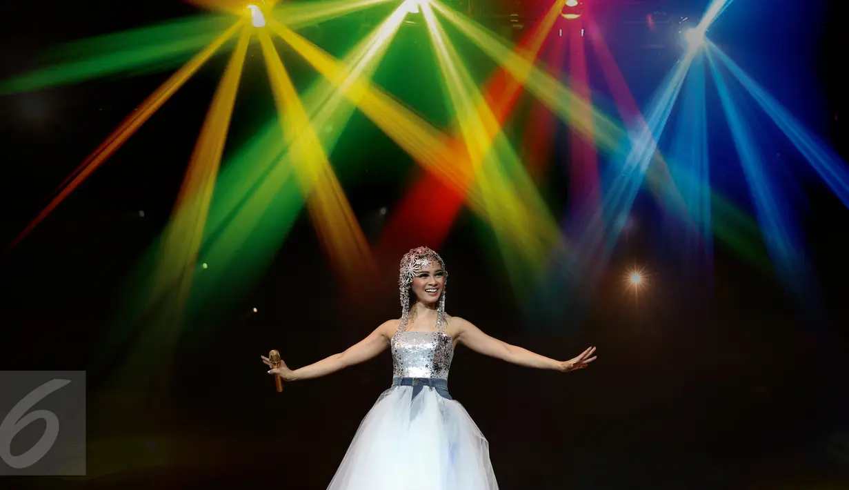 Salah satu aksi Andien yang memukau saat Konser Metamorfosa di Plenary Hall Jakarta Convention Center (JCC), Senayan, Jakarta, Selasa (15/9/2015). Konser ini merupakan peringatan 15 tahun pelantun Gemilang itu berkarya. (Liputan6.com/Herman Zakharia)