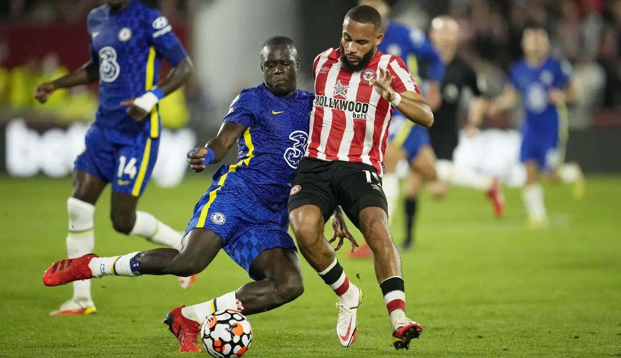 The Bees berupaya keras untuk menyamakan kedudukan. Sayangnya, usaha mereka sia-sia berkat solidnya pertahanan anak asuh Thomas Tuchel. (AP/Matt Dunham)