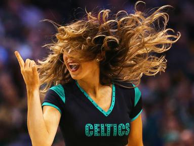 Anggota Celtics Dancers beraksi saat jeda pertandingan basket NBA antara Boston Celtics dan Toronto Raptors di Stadion TD Garden, Boston, Massachusetts, AS, (23/3/2016). (Getty Images/AFP/Maddie Meyer)