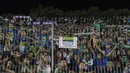 Pendukung Persib, Bobotoh, bersama pendukung Surabaya United, Bonek, mengangkat syal pada laga Piala Jenderal Sudirman di Gelora Delta Sidoarjo, Jawa Timur, Sabtu (21/11/2015). (Bola.com/Vitalis Yogi Trisna) 