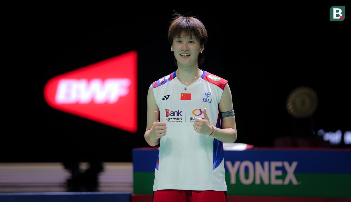 Pebulu tangkis tunggal putri China, Chen Yu Fei melakukan selebrasi setelah menang atas pebulu tangkis Spanyol, Carolina Marin saat semifinal Indonesia Open 2024 di Istora Senayan, Jakarta, Sabtu (08/06/2024). (Bola.com/Bagaskara Lazuardi)