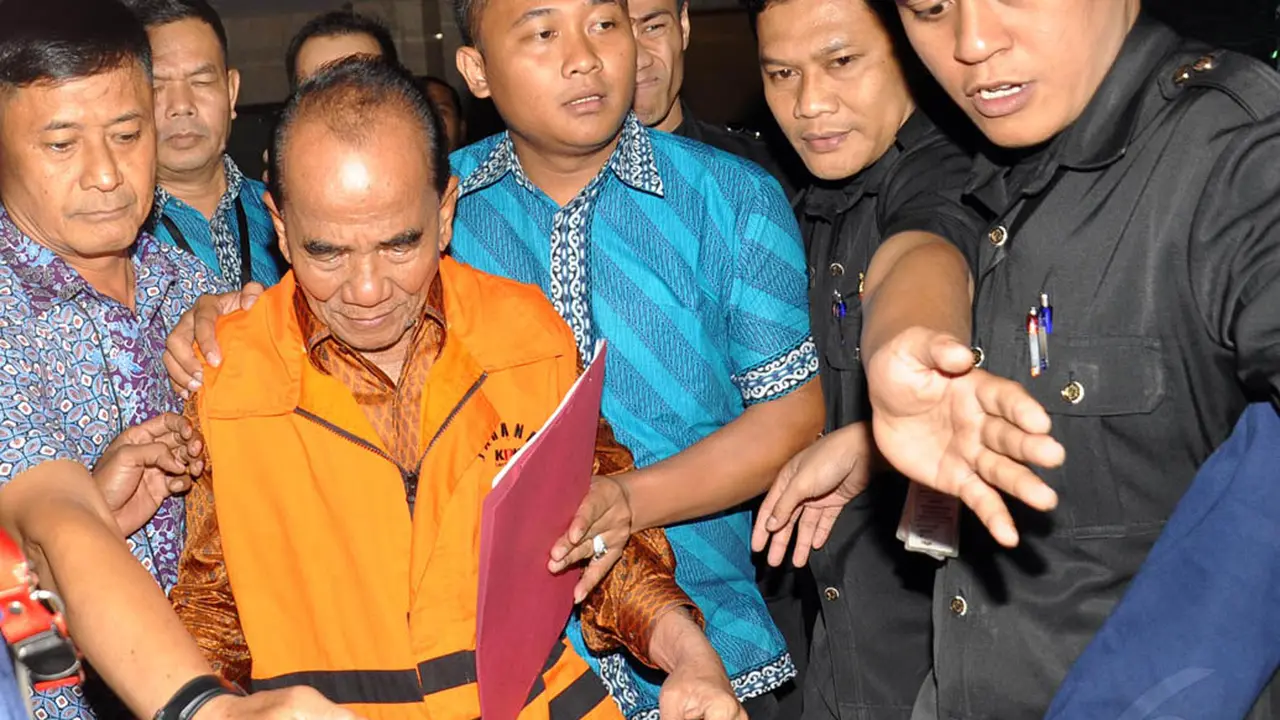 Wajah Melas Gubernur Riau Saat Dijadikan Tersangka