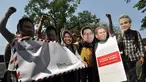 Para aktivis menggunakan topeng sejumlah kepala daerah saat melakukan aksi di depan Istana Merdeka, (16/8/14). (Liputan6.com/Miftahul Hayat)
