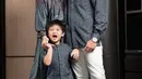 Citra Kirana tampil serasi dengan suami dan putranya mengenakan baju warna hitam dengan motif yang serasi. [@citraciki]