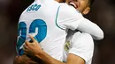 Pemain Real Madrid, Marco Asensio (kanan) dan rekan setimnya, Francisco Roman "Isco" merayakan gol ke gawang Eibar dalam lanjutan La Liga pekan kesembilan di Stadion Santiago Bernabeu, Minggu (22/10). Madrid menang tiga gol tanpa balas (AP/Francisco Seco)