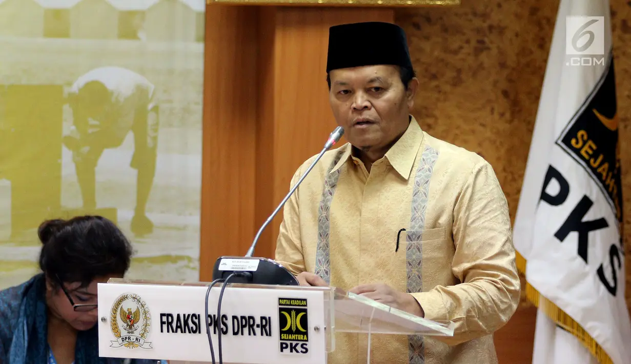 Wakil Ketua MPR Hidayat Nur Wahid memberi sambutan dalam diskusi Ambassador Talks di Fraksi PKS, Kompleks Parlemen, Jakarta, Selasa (17/4). Diskusi membahas penanganan pengungsi di negara konflik dan pengaruhnya secara global. (Liputan6.com/JohanTallo)