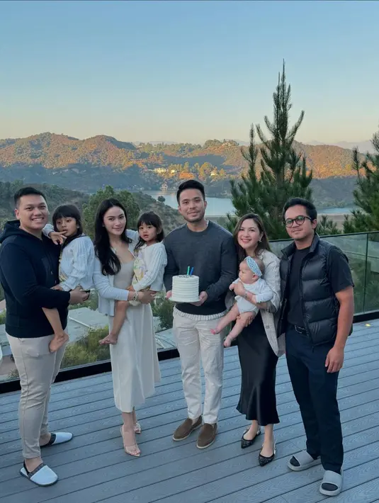 Ia memadukan penampilannya ini dengan blazer, yang lengannya digulung sesiku. [Foto: Instagram/jscmila]