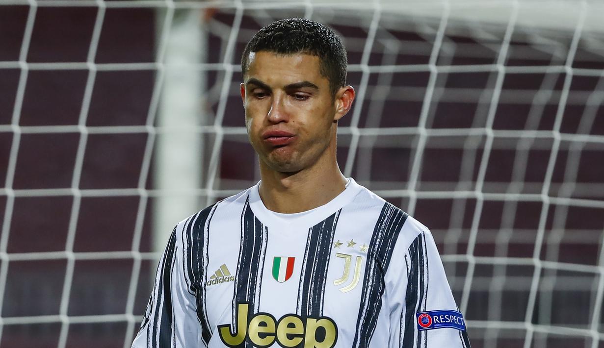 Striker Juventus, Cristiano Ronaldo tampak kecewa usai gagal memanfaatkan peluang dalam laga lanjutan Liga Champions 2020/21 Grup G melawan Barcelona di Camp Nou Stadium, Barcelona, Rabu (8/12/2020). (AP Photo/Joan Monfort)
