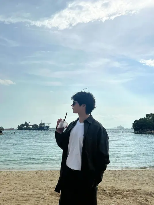 Saat dirinya sedang berada di pantai, Minho memamerkan pose tampan sambil menikmati iced americano. Tampil dengan kacamata hitam, idol yang debut tahun 2008 itu juga memperlihatkan pemandangan laut dan awan yang indah. Fans SHINee yang disebut Shawol pun membanjiri kolom komentar unggahannya dengan pujian. (Liputan6.com/IG/@choiminho_1209)