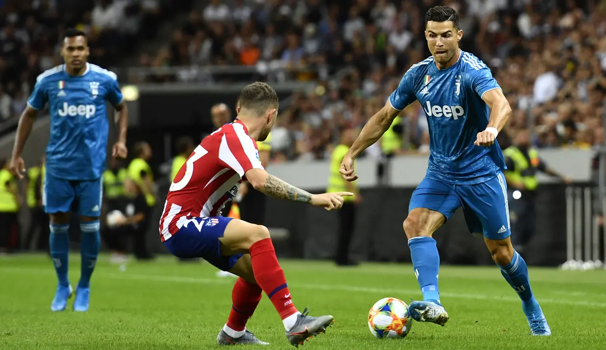 Gelandang Juventus, Cristiano Ronaldo, berusaha melewati bek Atletico Madrid, Kieran Trippier, pada laga ICC di Stadion Solna, Stockholm, Sabtu (10/8). Atletico menang 2-1 atas Juventus. (AFP/Erik Simander)