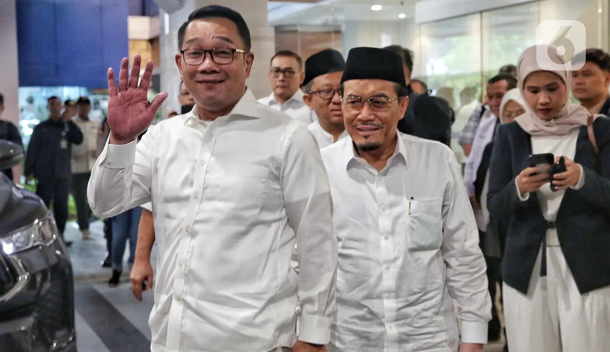 Pasangan bakal calon gubernur dan wakil gubernur DKI Jakarta, Ridwan Kamil dan Suswono saat tiba untuk menjalani pemeriksaan kesehatan di RSUD Tarakan, Jakarta, Jumat (30/8/2024). (Liputan6.com/Angga Yuniar)