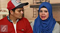 Indra Bekti bersama istri, Aldilla Jelita memberi keterangan pers terkait tuduhan pelecehan seksual terhadap Lalu Gigih Arsanofa. [Foto: Immanuel Antonius/Liputan6.com]