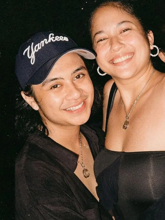 Pasangan Bastian Steel dan Sitha Marino yang Baru saja Lamaran. [@bastiansteel]